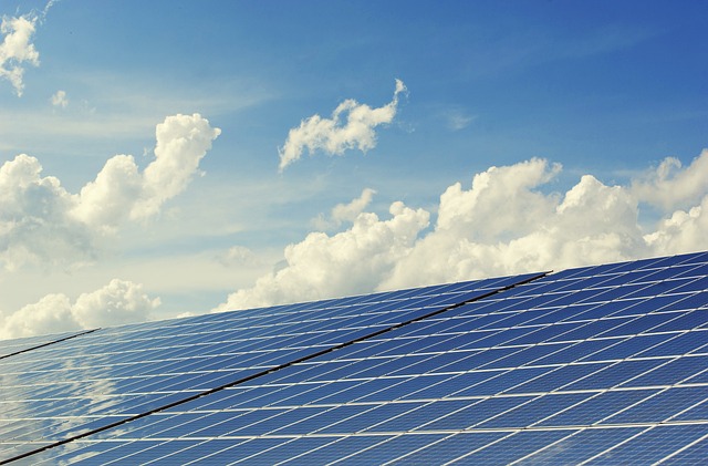 Hoe zonnepanelen je bedrijf kunnen helpen bij het behalen van duurzaamheidsdoelstellingen
